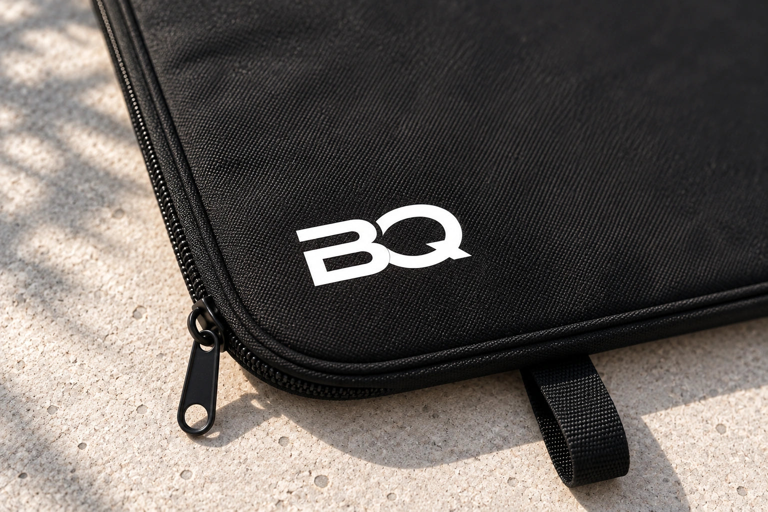 Nahaufnahme von BQ-Logo, textilem Material und Reißverschluss